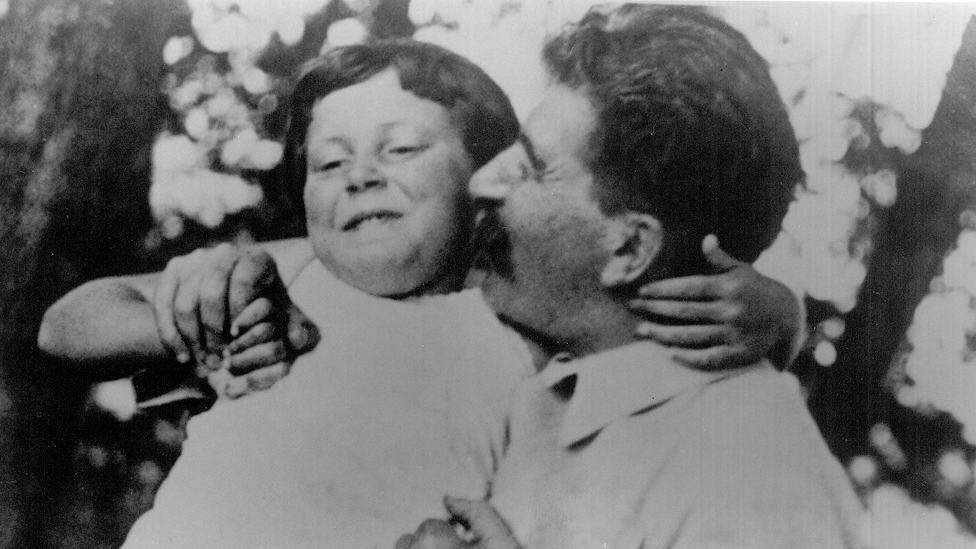 Svetlana de pequeña con su padre José Stallin. (Foto: cortesía Chrese Evans)