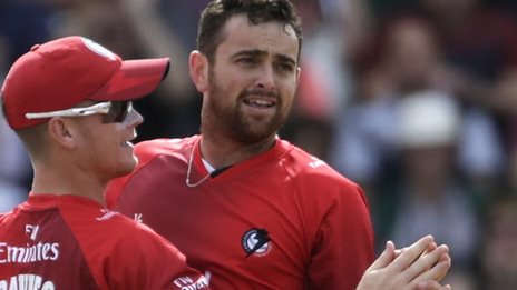 Parry agrees new Lancashire deal