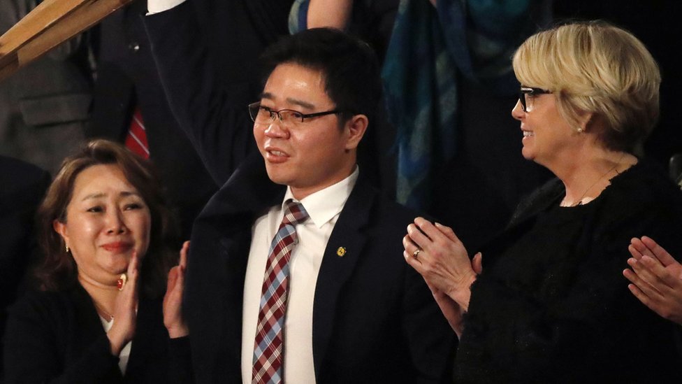 Ji Seong-ho es reconocido por los presentes en el recinto al ser destacado en el discurso de Donald Trump.
