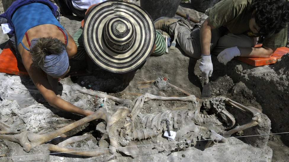 Excavación de una fosa común.