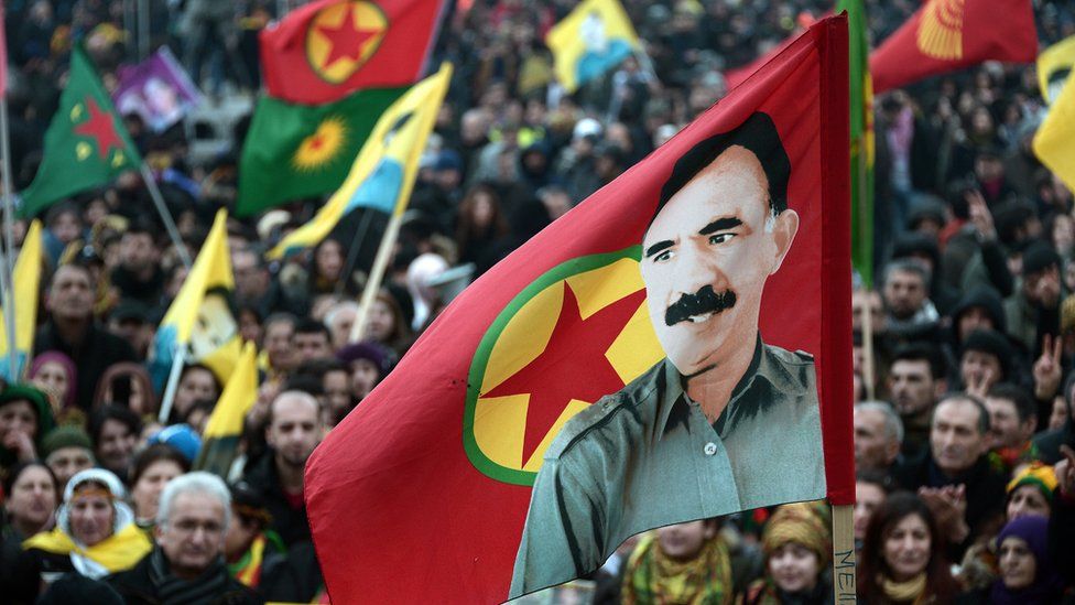 Bandera con la imagen de Abdullah Ocalan, fundador del PKK.