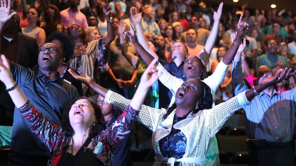 Tinha 16 anos quando você tirou minha virgindade', mulher acusa pastor em  culto - BBC News Brasil