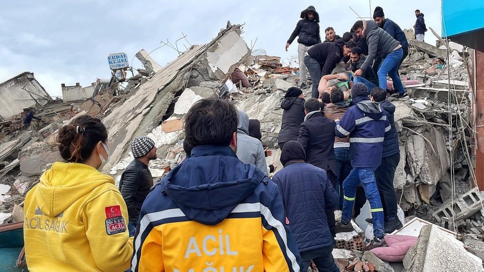 Землетрясения в Турции и Сирии: погибших больше 12 тысяч, надежд найти  выживших все меньше - BBC News Русская служба