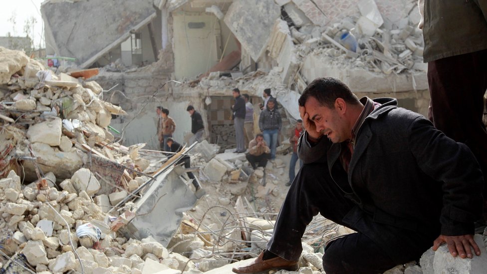 رجل سوري يبكي على منزله المدمر