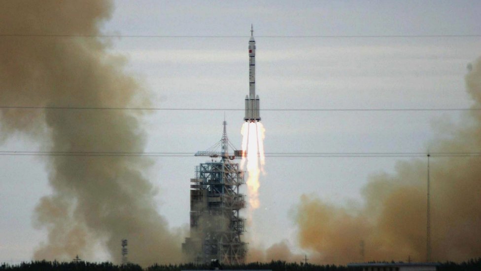 صاروخ صيني ينطلق إلى الفضاء