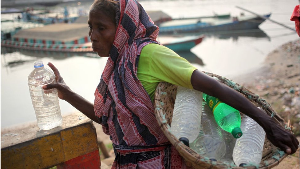 Onamning mushukidan sperma oqib chiqayotganini tomosha qiling