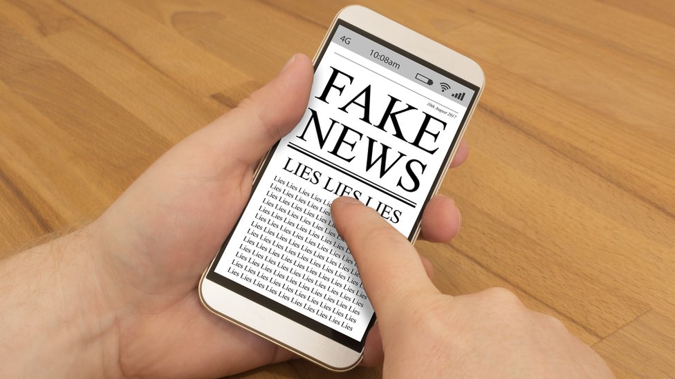 Según la empresa Alexa.com, que mide el tráfico en internet, Infowars.com tiene un número de visitas equivalente a las del diario The Chicago Tribune. Pantalla de un teléfono móvil con una referencia a las noticias falsas y las mentiras