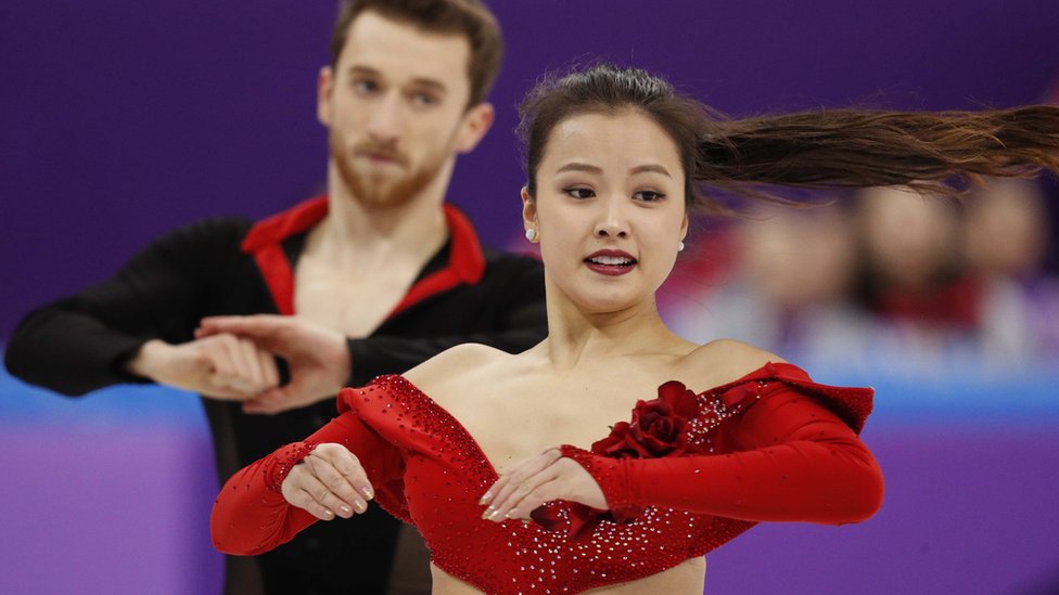 平昌五輪 韓国の女子スケート選手 演技中に衣装はだけかけるハプニング cニュース