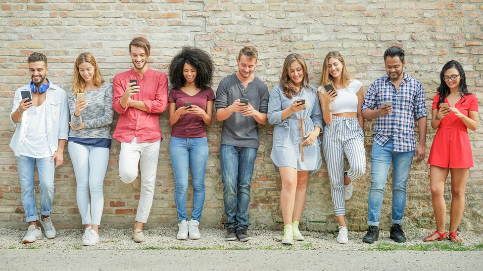 Jóvenes con celulares