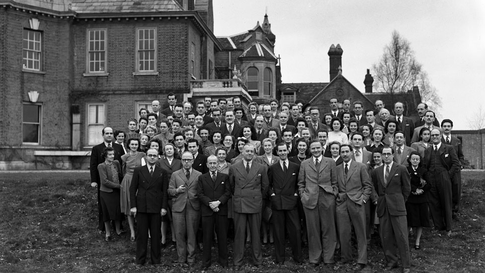 Miembros del Servicio Latinoamericano frente a la casa de campo en Aldenham que fue su sede temporalmente durante la guerra