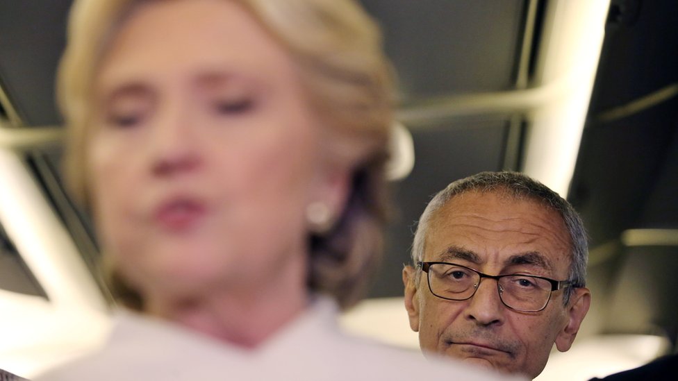 John Podesta dengan Hillary Clinton