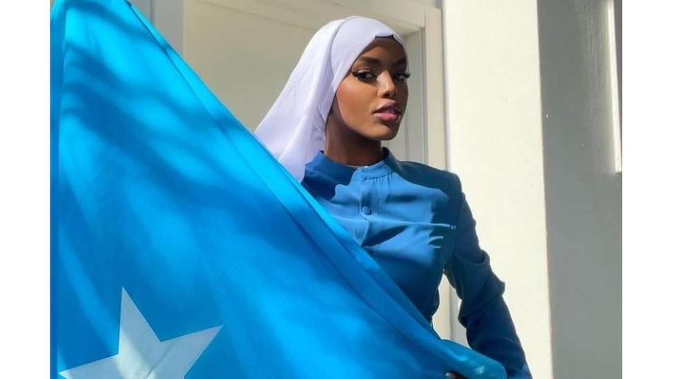 Porno anal klizma shifokor It uslubidagi gimnastikachining surati