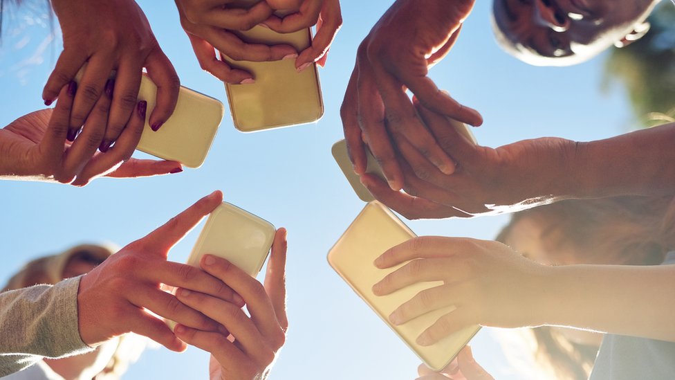 gente usando teléfono