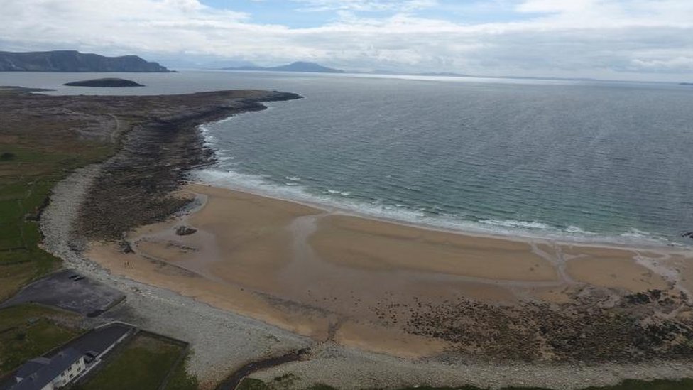 Playa Dooagh con arena.