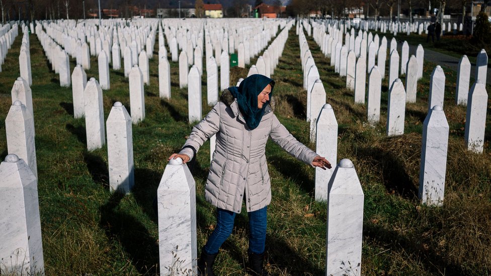 Mas de 100.000 personas murieron durante la guerra en Bosnia. Mujer en cementerio en Bosnia