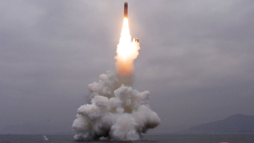北朝鮮、「新型」の潜水艦発射弾道ミサイルを発射 射程距離は千