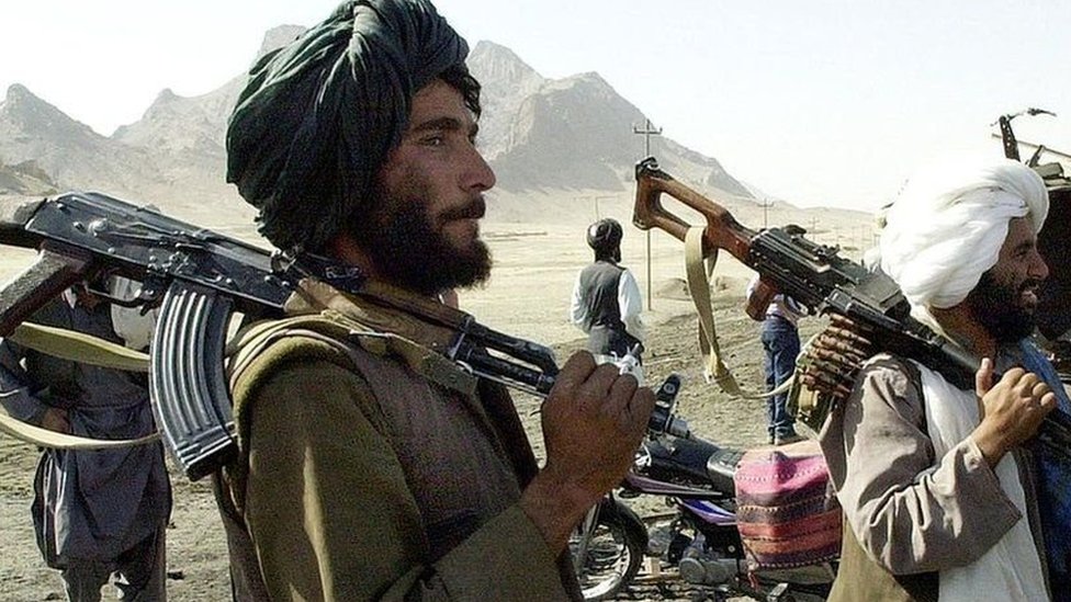 Qopqoqlangan liftda lift pornosi