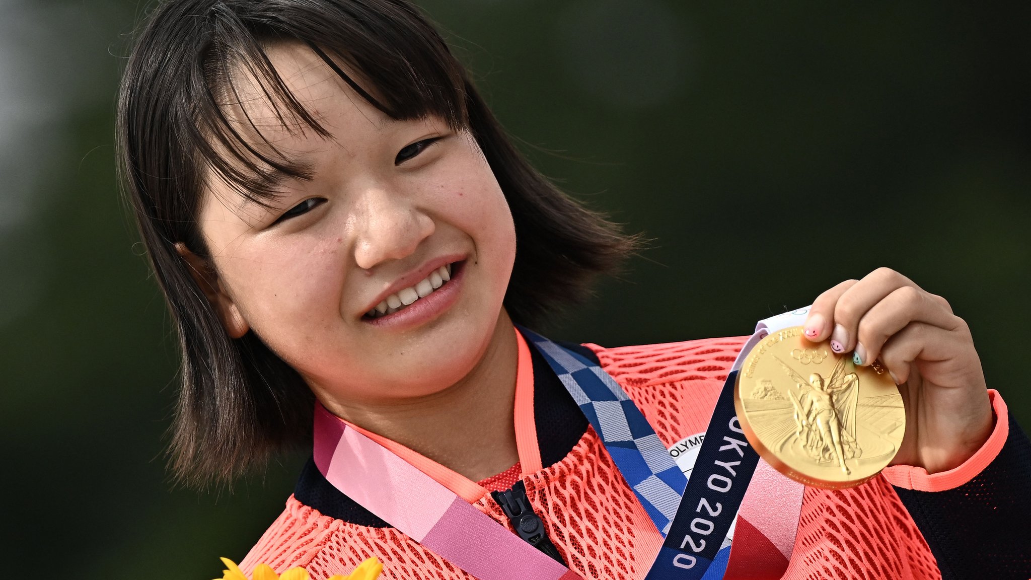 ¿Quién es el atleta más joven de la historia en lograr una medalla de oro y en cual evento