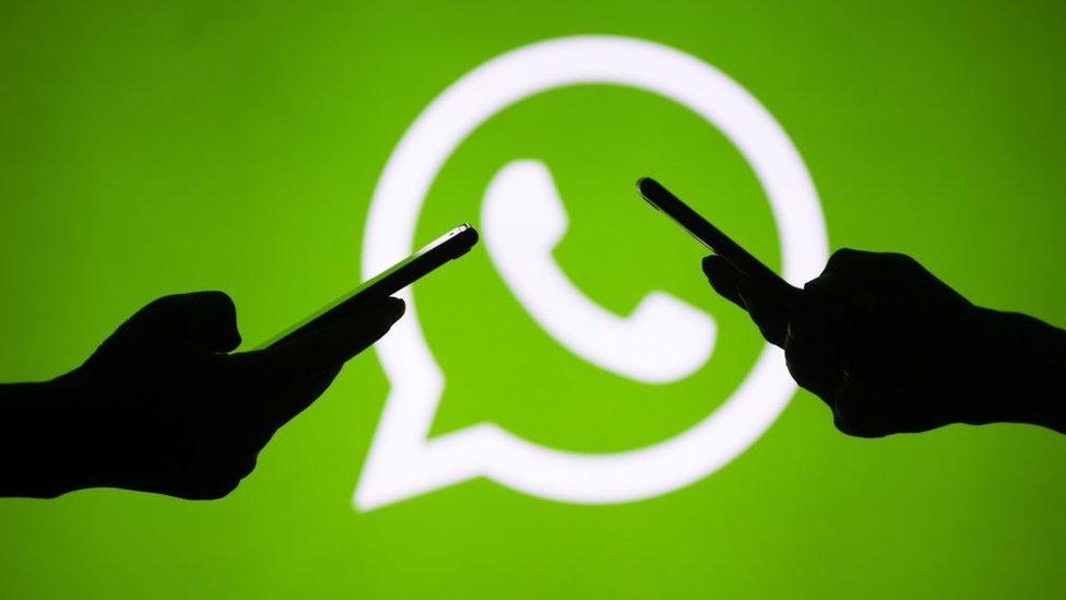 É grosseiro usar ponto final nas mensagens do WhatsApp? - BBC News Brasil