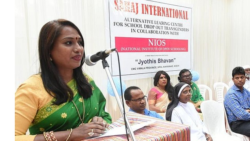 Transvestit qiz ozining eshakka it uslubida qattiq sikishini beradi.