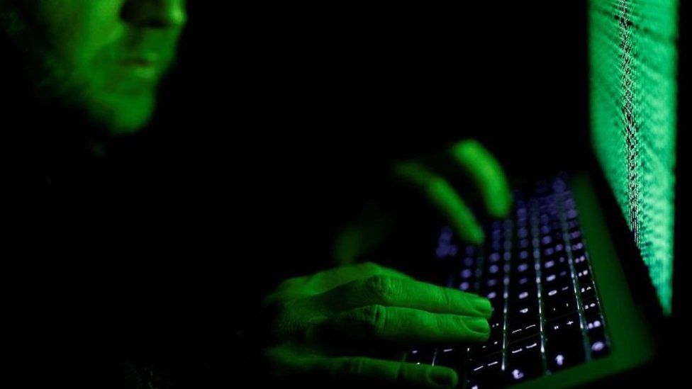 Hombre frente a una computadora