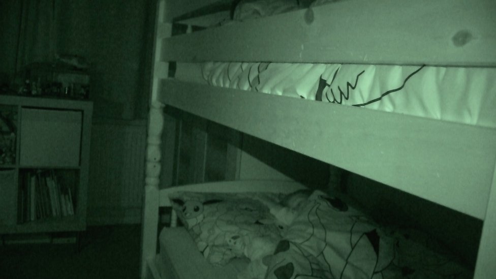 niños durmiendo en literas