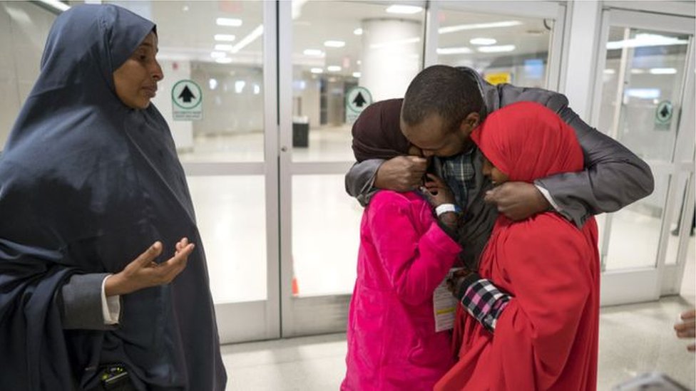 اسماعيل اسحق يضم طفليه في مطار جيه إف كيه في نيويورك بعد أن أجل قرار ترامب لقاءهم