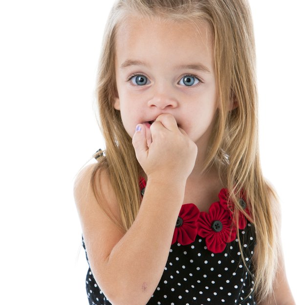 Niña mordiéndose las uñas