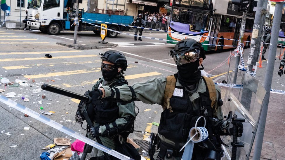 香港抗议：警方开枪与示威者烧人纵火，各方反应突显的不同极端- BBC