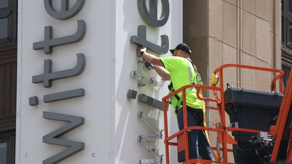 旧ツイッター本社の「X」看板、設置3日後に撤去 激しい点滅が