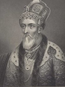 Restoranda külotsiz yubka kiygan qiz