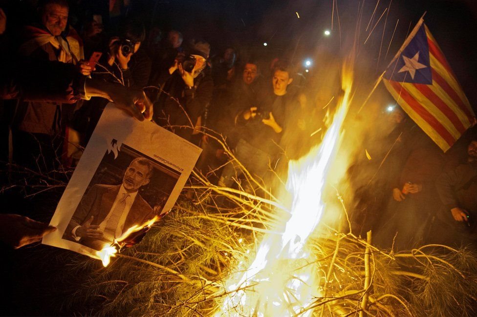 متظاهرون يحرقون صورة للملك فيليب السادس في مظاهرة في جيرونا
