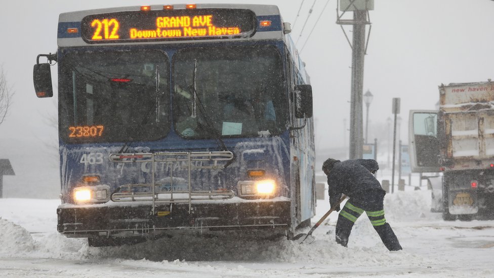 Un autobús atascado por la nieve