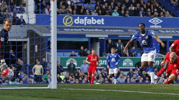 Everton striker Romelu Lukaku scores for his side against Liverpool