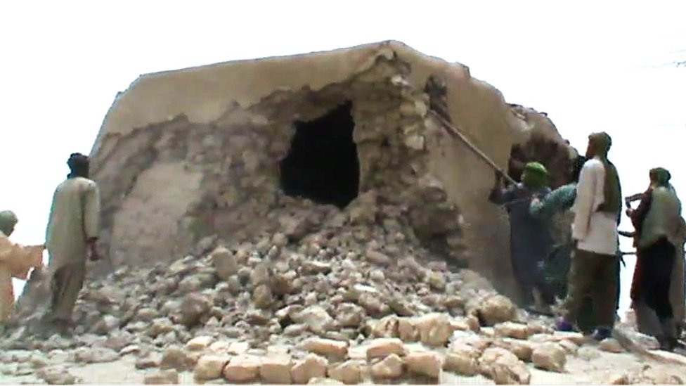 رجال يقومون بتهديم ضريح أثري بواسطة قضبان معدنية في تمبكتو عام 2012