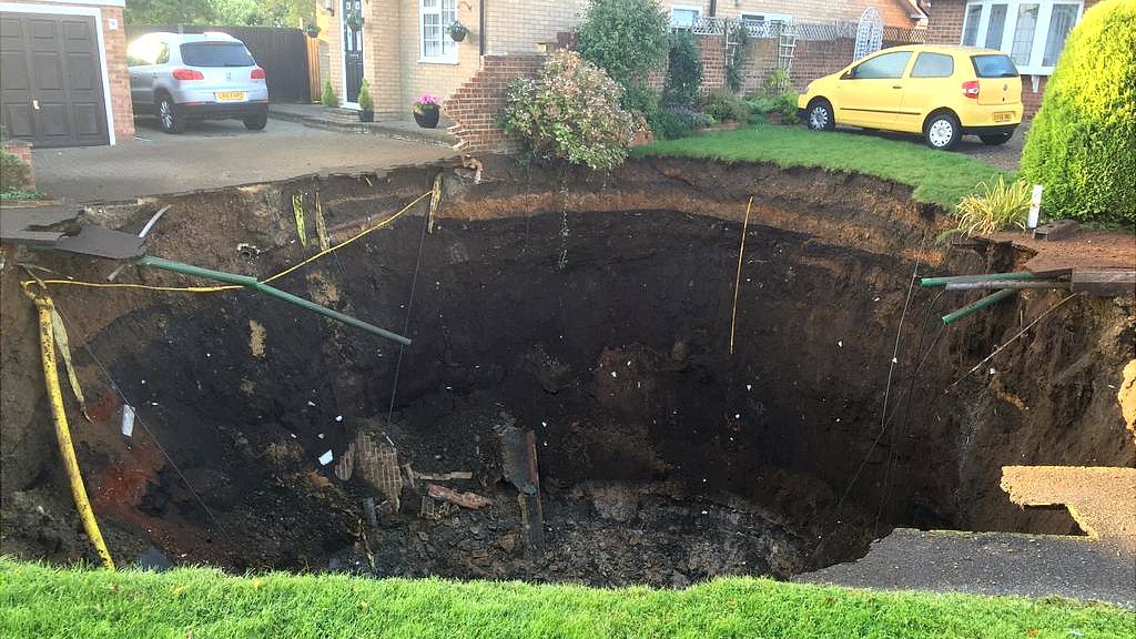 St Albans sinkhole: Geophysical surveys to find other pits - BBC News