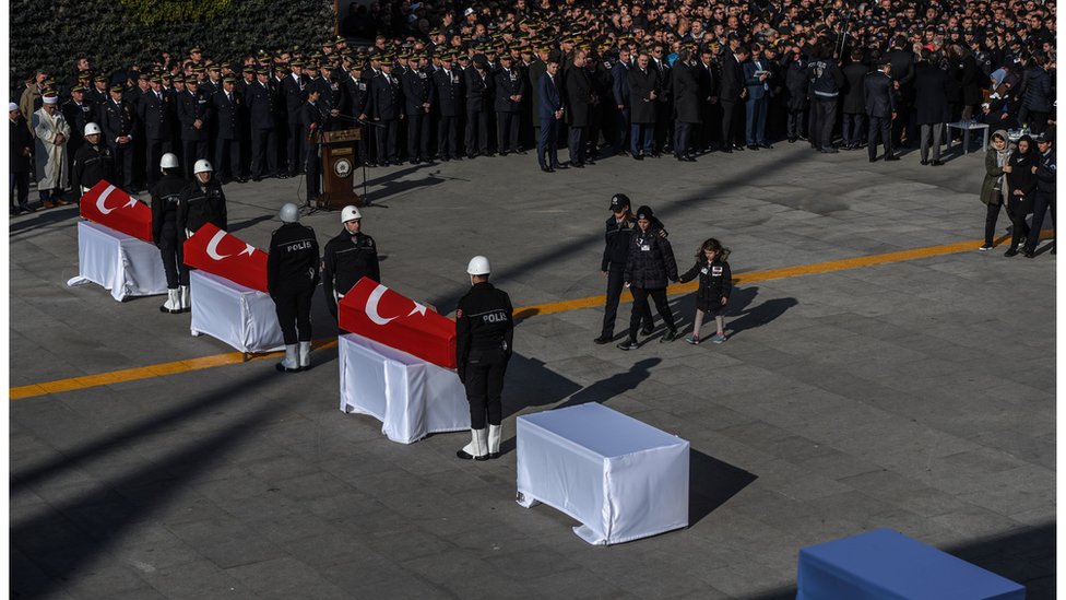 جنازة للعسكرين الأتراك الذين قضوا في انفجار السبت