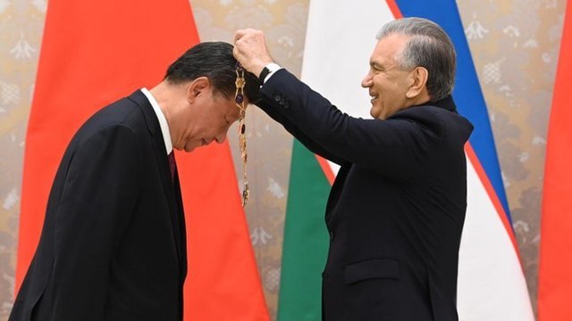 Brunette birinchi bolib yomon