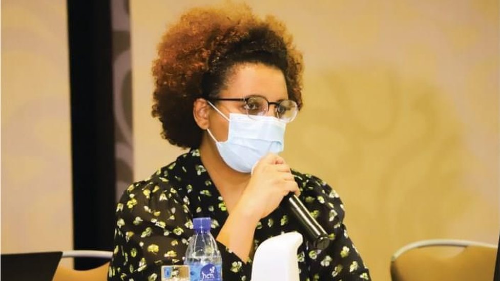 Kokraklarini silagan yigit video