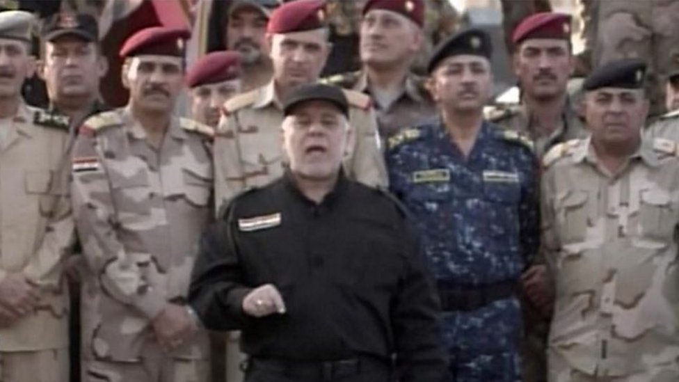 رئيس الوزراء العراقي مع القادة العسكريين في الموصل