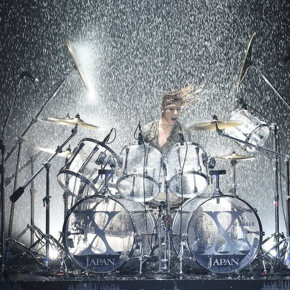 X JAPANのYoshikiがLive中に投げたドラムスティック - ミュージシャン