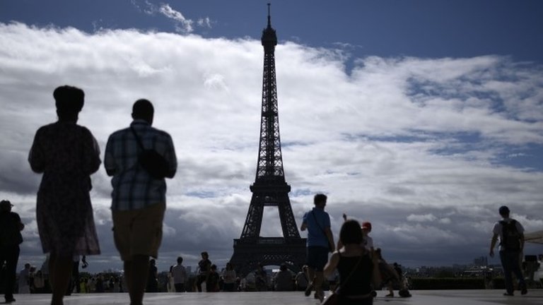 Eiffel Tower knifeman held by police