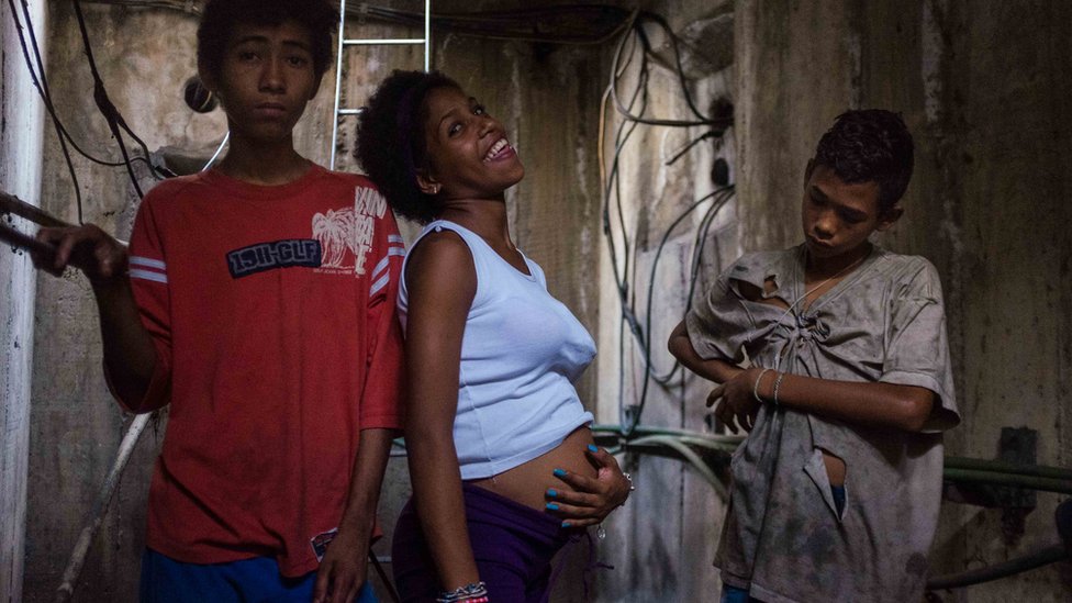 David, Caramelo e Nanye dividem uma galeria subterrnea por onde passam cabos de alta tenso, sob uma das avenidas mais movimentadas de Caracas