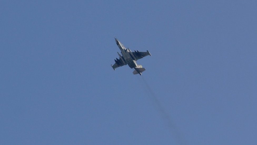صورة لطائرة من نوع سوخوي-25 أثناء مهمة في مدينة سراقب السورية