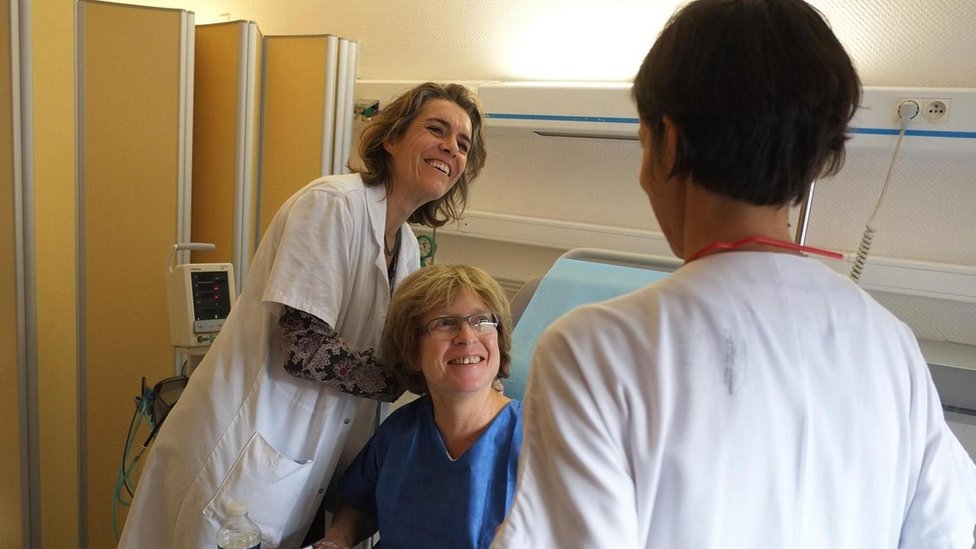 También puede ayudar delegara tareas menos deseables. Por ejemplo, si eres doctor, deja las tareas administrativas a miembros de tu equipo, para que puedas pasar más tiempo con tus pacientes. Personas atendiendo a un paciente en un hospital