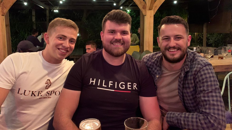 Gamer meets best mates for first time as he weds