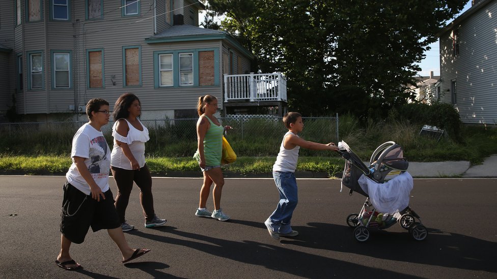 Una familia pasea junto a un bebé en Atlantic City.