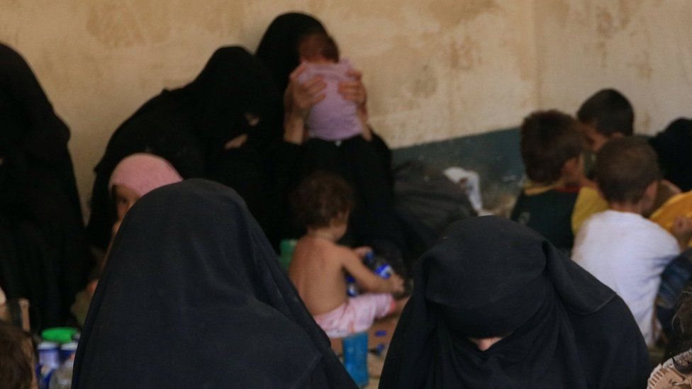 نساء وأطفال من عائلات مسلحين يعتقد أنهم من تنظيم الدولة الإسلامية