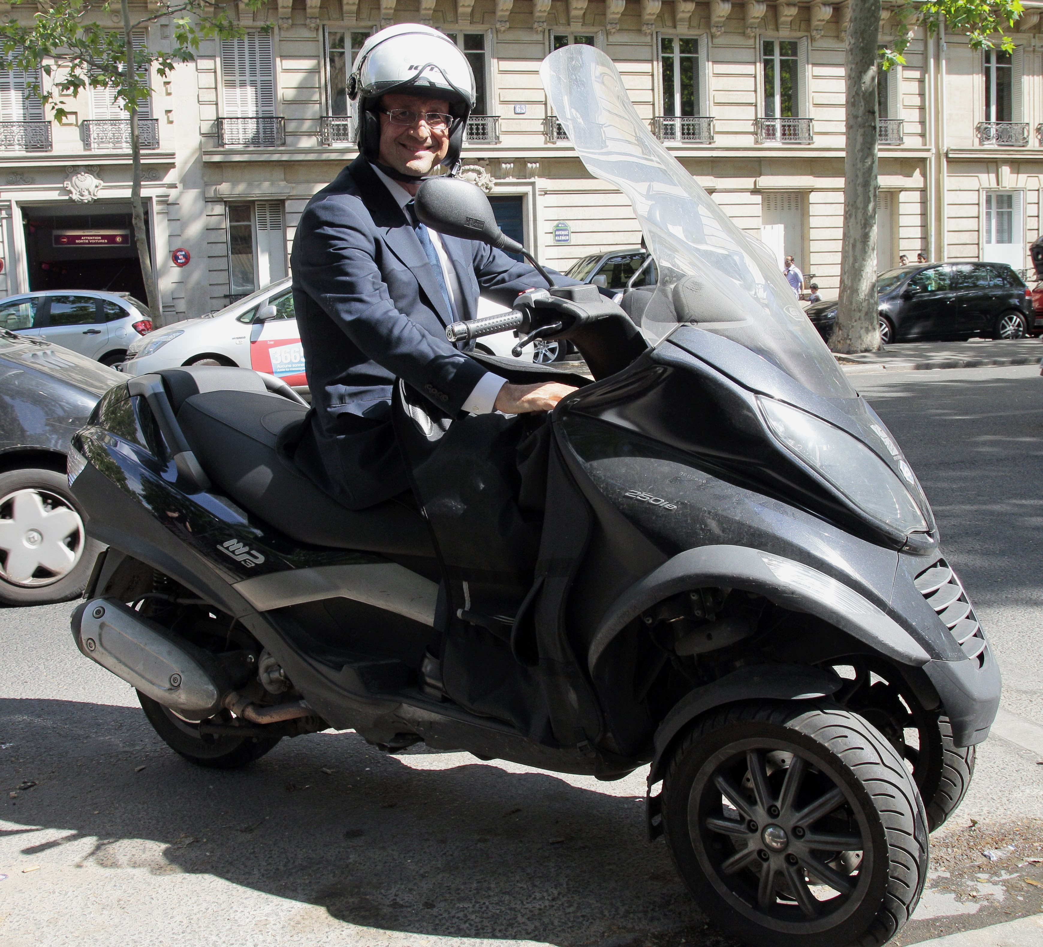 競選總統期間騎小摩托車的奧朗德