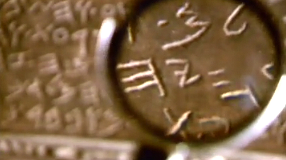 Tableta vista tras lupa